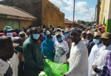 Hon. Wamunyinyi donates foodstuffs and face masks at Mjini Mosque